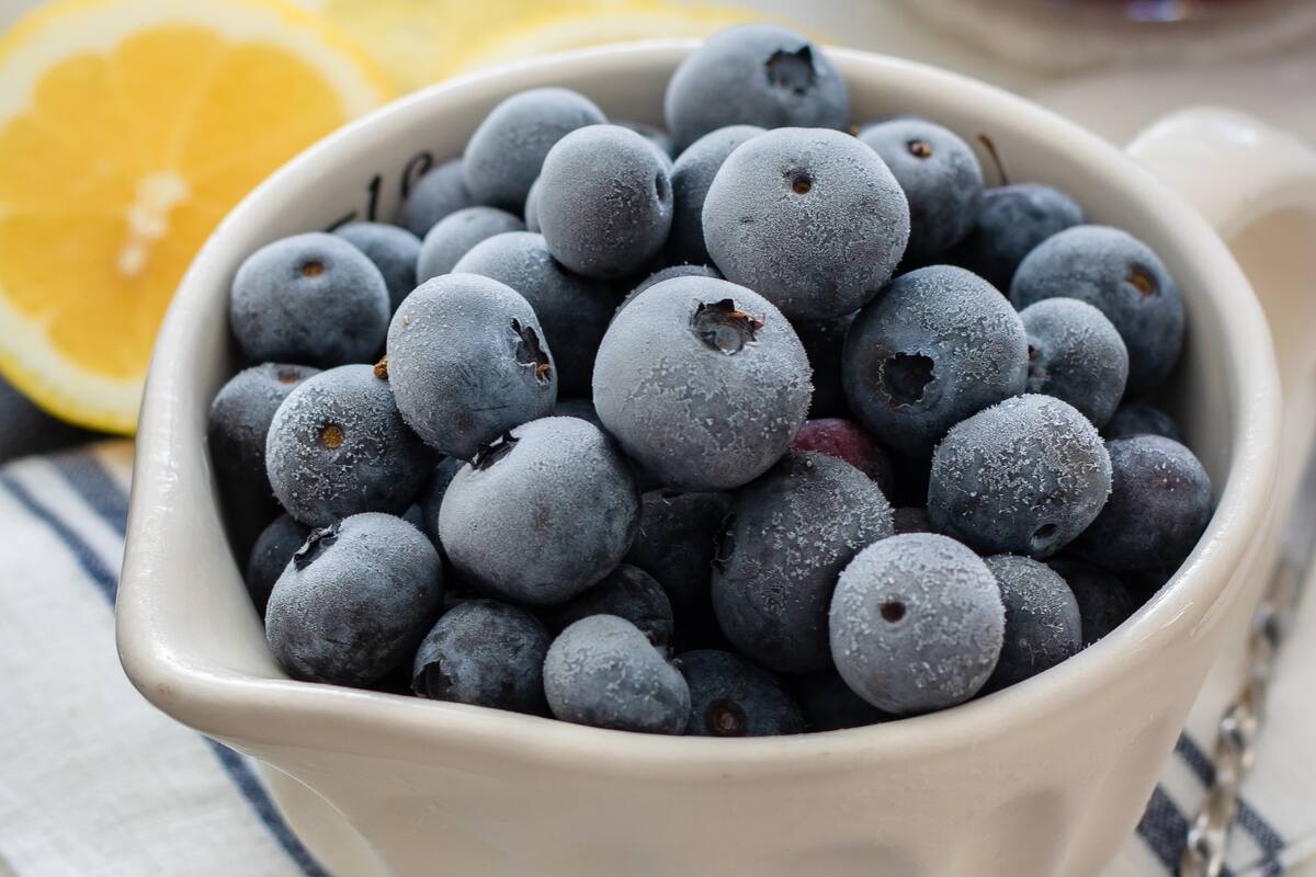 Durante el verano, hay que aprovechar y congelar frutas de estación como arándanos, moras o cerezas
