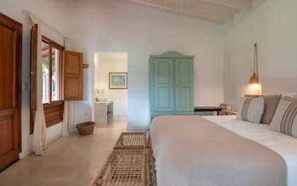 Durante el verano, se recomienda optar por tonos neutros y frescos, como el blanco, el azul claro o el verde suave.