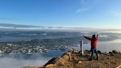 Durante el viaje a Noruega, Batista subió a la cima de una montaña para monitorear el fenómeno.