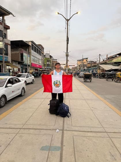Durante a viagem ele fez uma arrecadação de 30 camisas de diversos times de futebol da cidade.