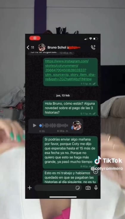 Durante el video, Romero mostró los chats de su amiga donde le pedía por favor que le pague