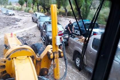 Durante el viernes, debido a fuertes tormentas, se produjeron cortes de rutas en la zona montañosa por crecidas y desplazamiento de rocas. Hubo familias varadas y se mantiene el alerta meteorológico para todo el fin de semana: piden precaución a la población.