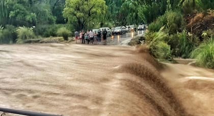 Durante el viernes, las tormentas provocaron anegaciones y dejaron a mendocinos varados.