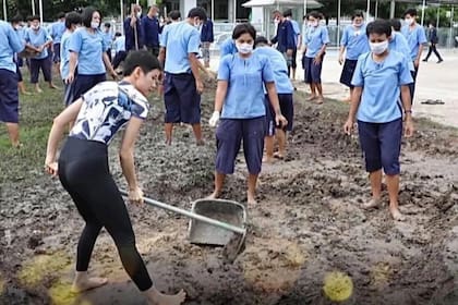 Durante la ausencia de Suthida, Sineenat, la concubina del rey, fue nombrada asesora de un proyecto penitenciario patrocinado por la familia real