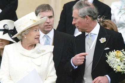 Hace 24 años, tras conocer la triste noticia de la muerte de Diana, Carlos discutió con Isabel II antes de viajar a París