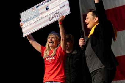 Durante la campaña de 2024, Elon Musk entregó dinero entre votantes registrados que firmaron una petición que él promovía