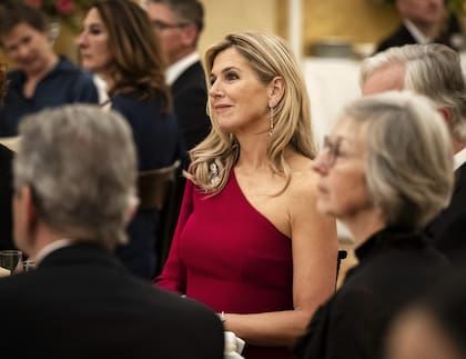 Durante la cena para los miembros del Consejo de Estado, Zorreguieta se lució con un elegante vestido bordó de Claes Iversen (Foto: Instagram @koninklijkhuis)
