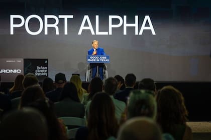 Durante la ceremonia, Abbott señaló que la construcción de Port Alpha forma parte de la expansión de la industria naval y de defensa en Texas