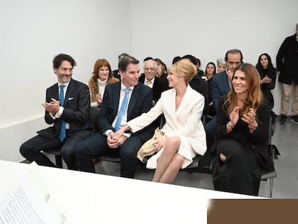 Durante la ceremonia civil junto a los testigos, Soledad Peralta y Carlos Gianella, las dos personas que más tuvieron que ver con que ellos se conozcan.