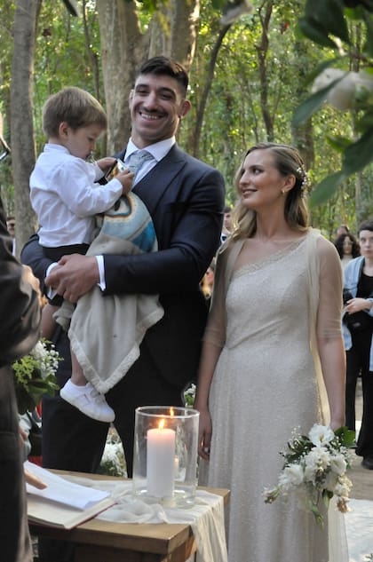 Durante la ceremonia de bendición, Vicente, el hijo de los novios, pidió a su padre que lo alzara en brazos.