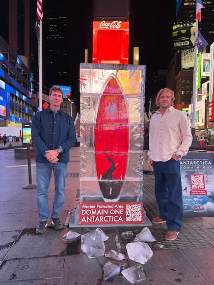 Durante la Climate Week, los Gauchos del Mar instalaron en Times Square una tabla de surf congelada para promover la protección del océano Austral