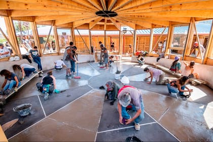 Durante la construcción de la escuela sustentable de Chile.
