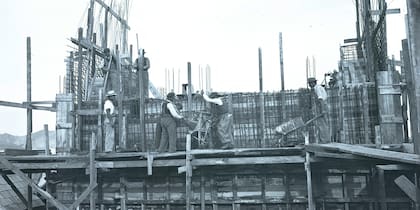 Durante la construcción de la torre superior del cablecarril