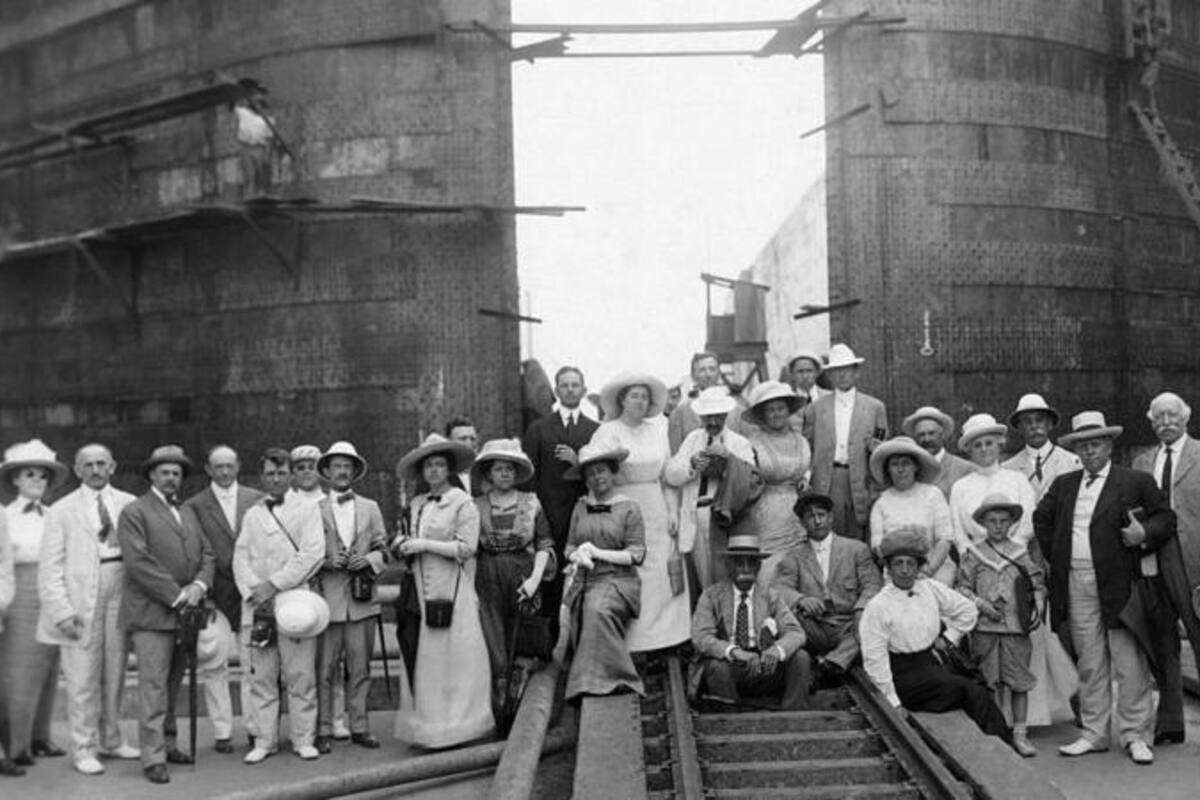 Durante la construcción del Canal eran habituales las visitas de turistas estadounidenses que quería ser testigo de la gran obra