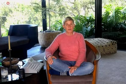 Durante la cuarentena, DeGeneres recibió críticas por filmar su programa con un equipo técnico no sindicalizado y quejarse permanentemente por el encierro, mientras sus empleados no sabían si recibirían su sueldo