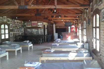 Durante la cuarentena, el quincho de Pucará cambió hamburguesas por camas: está disponible para contribuir en caso de una emergencia sanitaria.