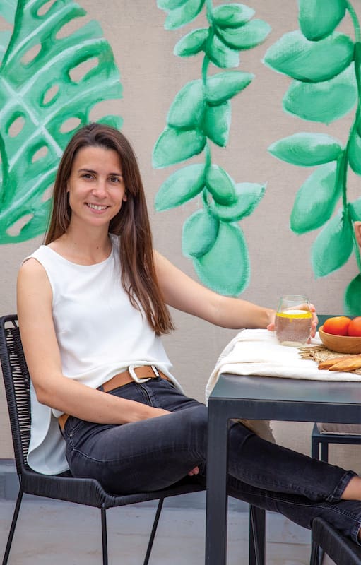 Durante la cuarentena, Geraldine Picayo hizo el mural botánico que se ve en la pared. Pintar fue su cable a tierra