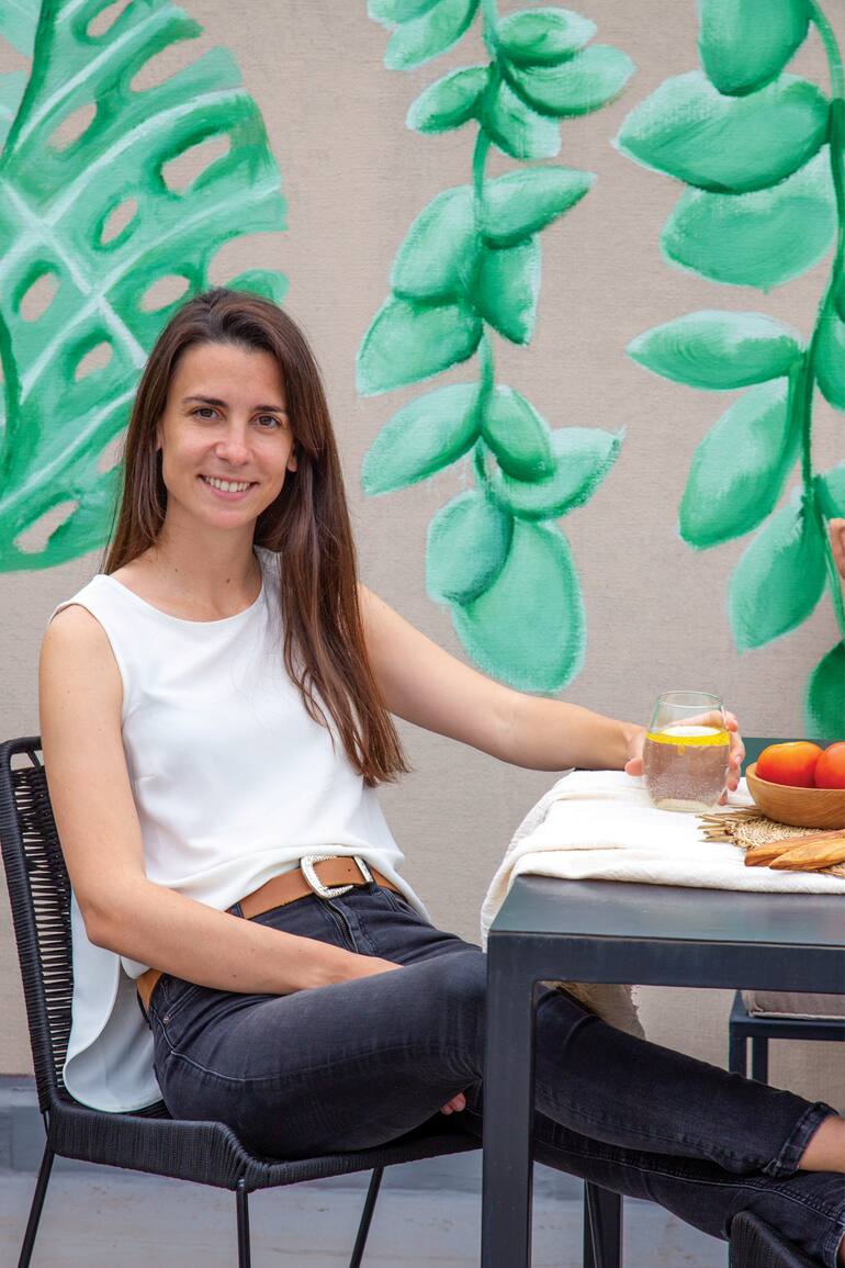 Durante la cuarentena, Geraldine Picayo hizo el mural botánico que se ve en la pared. Pintar fue su cable a tierra