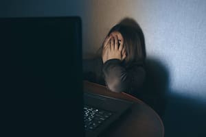 Durante la cuarentena, se triplicó el tráfico de material de explotación sexual de niños, niñas y adolescentes en Internet; muchas de las fotos y videos son tomadas por los mismos chicos, víctimas de grooming y otros ciberdelitos; el rol de los adultos para prevenir es clave