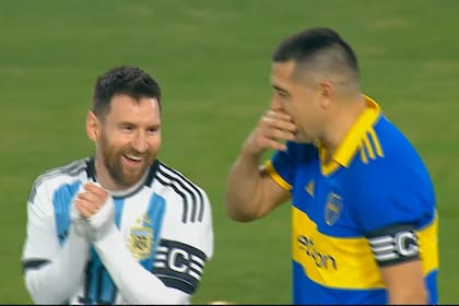 Durante la despedida de Juán Román Riquelme, los hinchas le dedicaron una canción a Lionel Messi