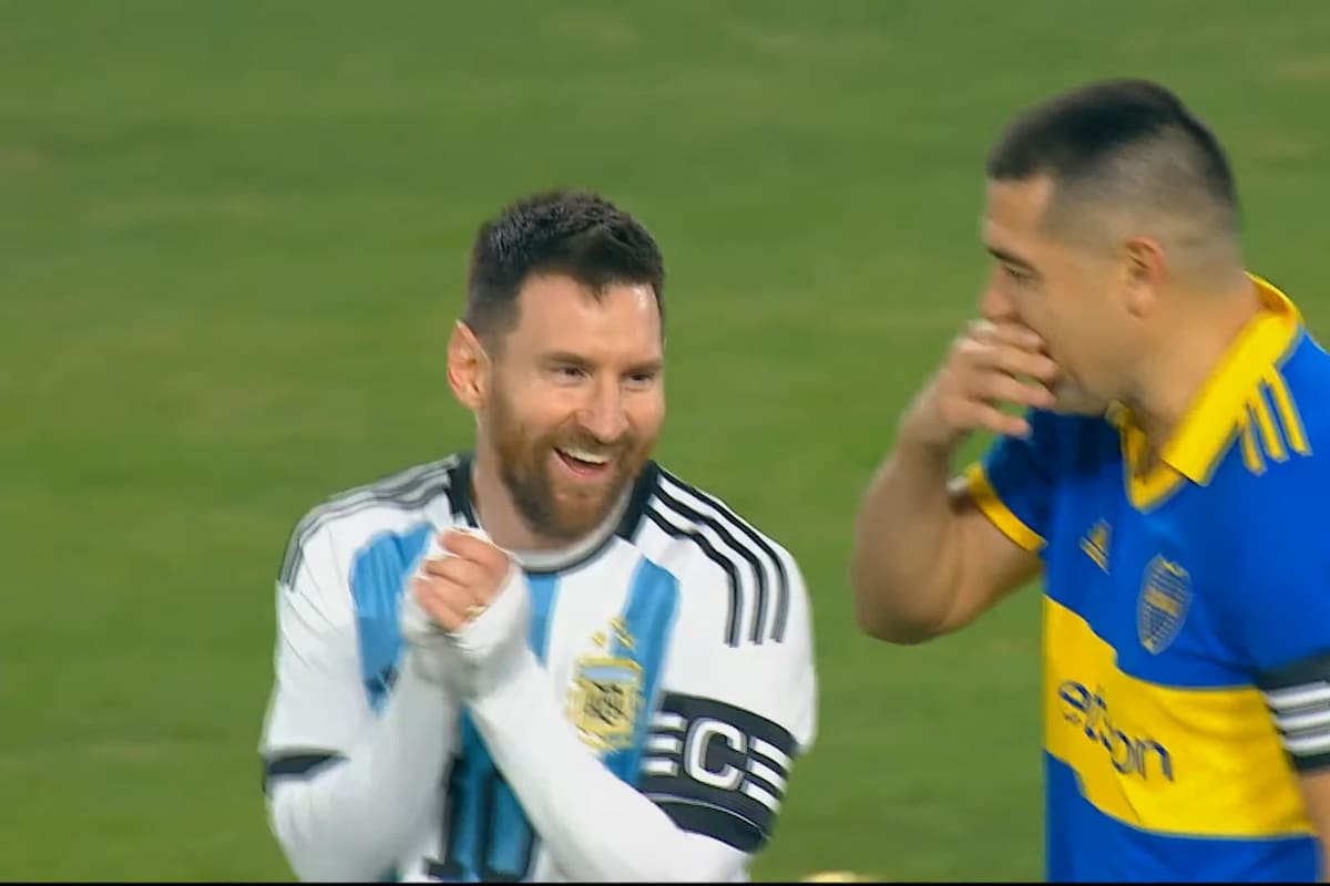 Durante la despedida de Juán Román Riquelme, los hinchas le dedicaron una canción a Lionel Messi