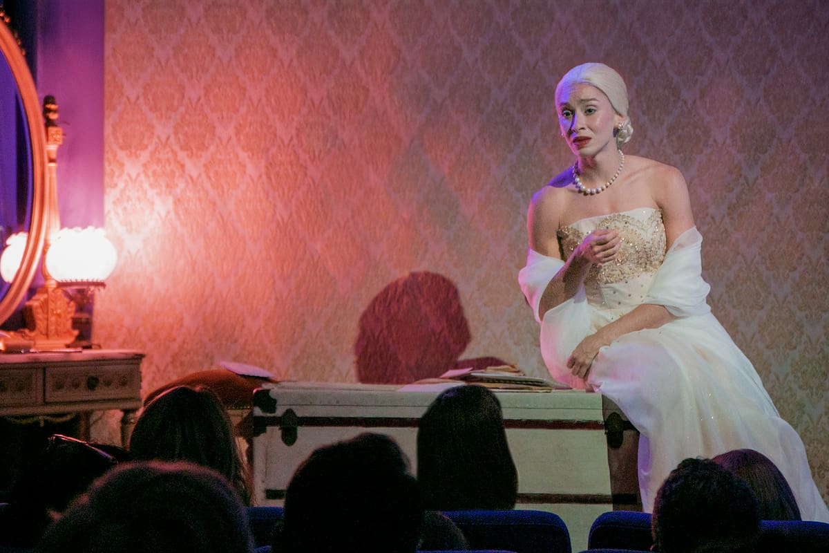 Durante la experiencia, el público recorre el edificio, observa objetos originales de Evita y comparte una cena de tres pasos