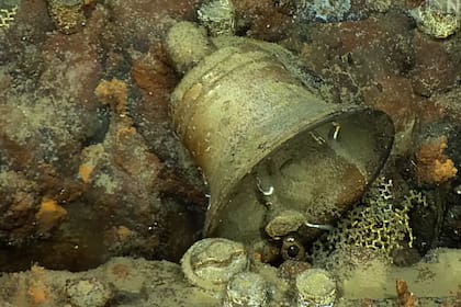 Durante la exploración de los restos del USS DeHaven pudieron localizar la campana de barco
