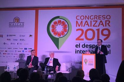 Habla Gustavo Idígoras, presidente del Congreso Maizar 2019; lo escuchan Alberto Morelli y Santiago del Solar