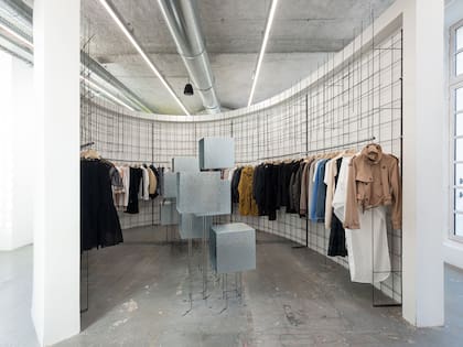 Durante la Fashion Week, Dover Street Market suma la tercera entrega de la colección otoño-invierno de Comme des Garçons, reparte gratis el nuevo número de Dazed con tapa de la firma de Kawakubo y recibe a Susie y Nick Cave para presentar su libro.