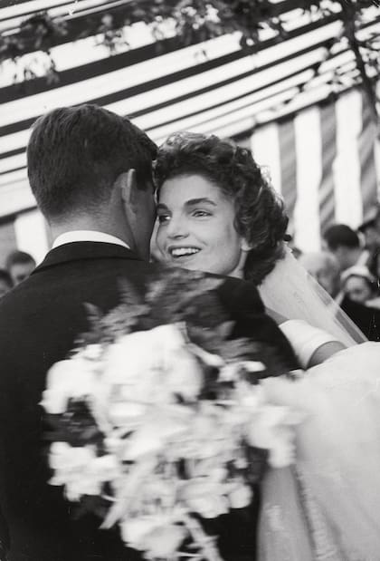 Durante la fiesta, Jackie baila con su cuñado, Edward Kennedy.