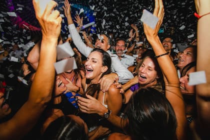 Durante la fiesta se lanzaron más de dos kilos de confeti.