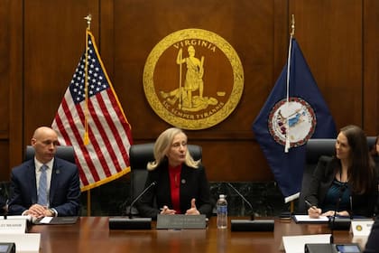 Durante la firma del proyecto, la gobernadora Spanberger enfatizó que la ley busca evitar que los ciudadanos se vean forzados a elegir entre comprar sus dosis vitales o pagar necesidades básicas