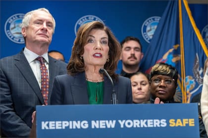 Durante la firma en Albany, Hochul vinculó su decisión a la experiencia familiar con su madre, quien padeció ELA