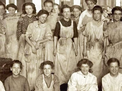 Durante la huelga pacífica del 8 de marzo de 1908, 129 mujeres murieron calcinadas en la fábrica Cotton Textile Factory, en un incendio provocado por sus dueños