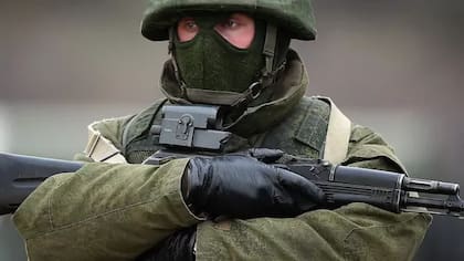 Durante la invasión de Crimea, cientos de soldados fuertemente armados que no mostraban ninguna insignia que los identificara tomaron posiciones fuera de una base militar en la región