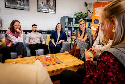 Durante la jornada la reina conversó con participante y voluntarios del programa y además participó de una partida de un juego de mesa(Foto: Instagram @koninklijkhuis)
