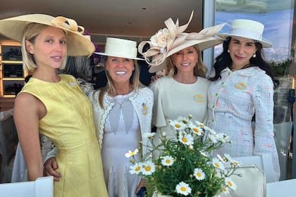 Durante la jornada, Olympia charló con la empresaria Carole Bamford, con su madre, Marie-Chantal –con un imponente sombrero de Philip Treacy cargado de ornamentos y un vestido en tono nude de la diseñadora griega Mary Katrantzou–, y una amiga.