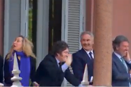 Durante la jornada y pese a su silencio sobre Brasil, Javier Milei salió a saludar al balcón de la Casa Rosada