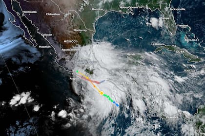Durante la madrugada del miércoles, Erick paso a ser un huracán que se dirige hacia México