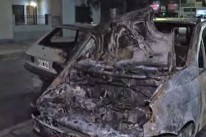 Durante la madrugada incendiaron varios autos en el barrio porteño de Vélez Sársfield