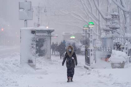 Durante la mañana de este martes, las terminales aéreas y zonas costeras de Nueva York registrarán ráfagas de entre 20 y 25 mph (32 a 40 km/h), lo que provocará el fenómeno de "nieve levantada"