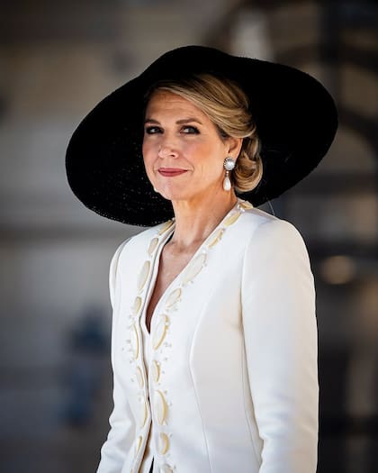 Durante la mañana del martes, para el acto de bienvenida, la reina lució una chaqueta blanca con falda una falda negra y una pamela (Foto: Instagram @patrickvkatwijk)