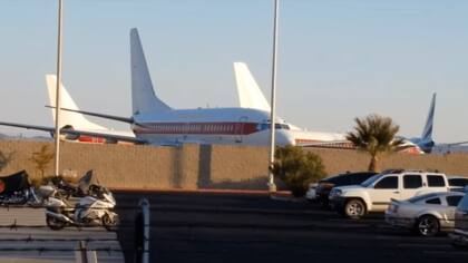 Durante la mañana, el estacionamiento privado del aeropuerto se llena de vehículos y a la tarde queda completamente vacío