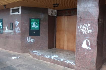 Durante la marcha por el 24 de marzo en Posadas, realizaron pintadas en el edificio del Ejército con consignas por los desaparecidos