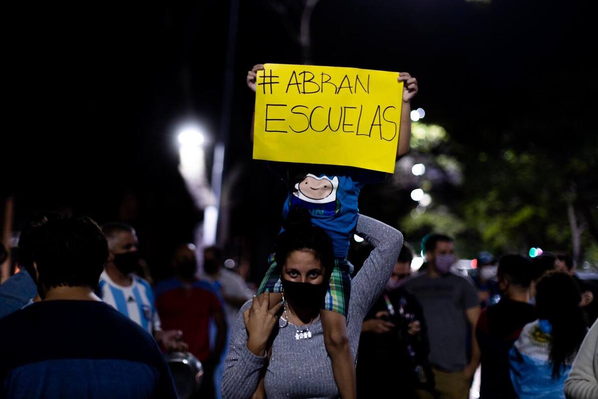 Durante la noche de este martes, decenas de padres, madres, alumnos y docentes protestaron por el cierre de escuelas frente a la Quinta Presidencial de Olivos. Foto: TOMÁS CUESTA - LA NACIÓN