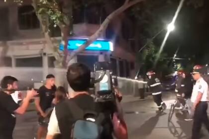 Durante la noche del lunes hubo enfrentamientos con la policía en la Plaza de Chile, cerca del Consulado.
