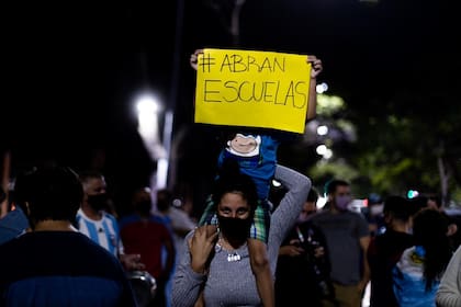 Durante la noche del martes pasado, decenas de padres, madres, alumnos y docentes protestaron por el cierre de escuelas frente a la Quinta Presidencial de Olivos. Foto: TOMÁS CUESTA - LA NACIÓN