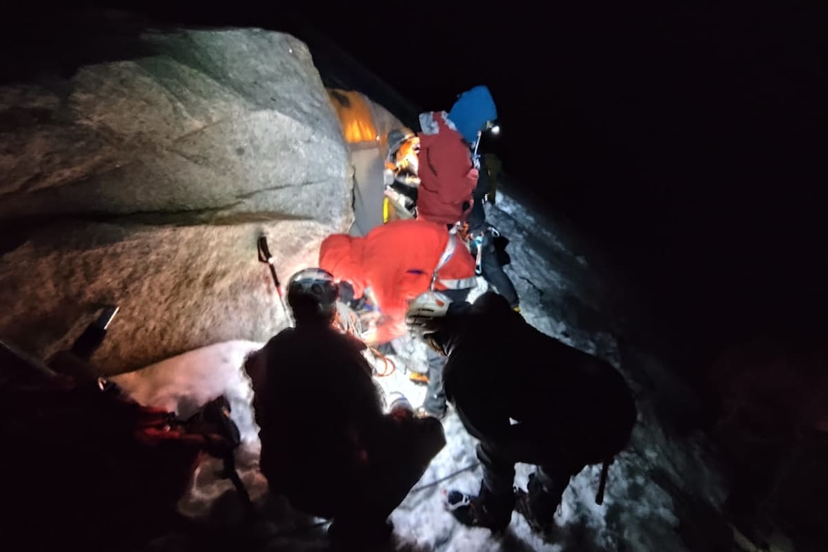 Durante la noche del sábado los rescatistas realizaron el descenso en un área escarpada y de difícil acceso
