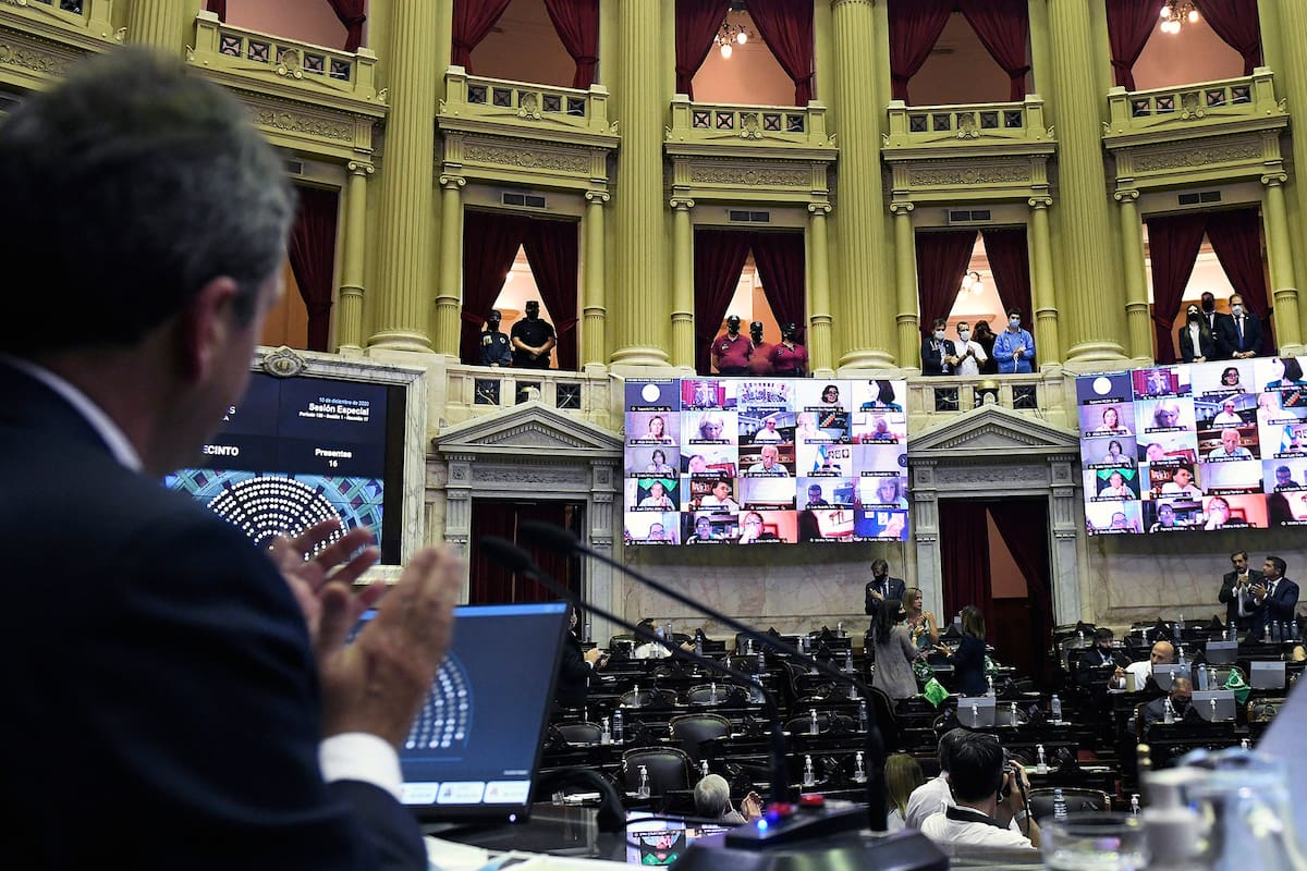 Durante la noche en el recinto de Diputados se hizo un homenaje al personal de la salud y a las fuerzas de seguridad