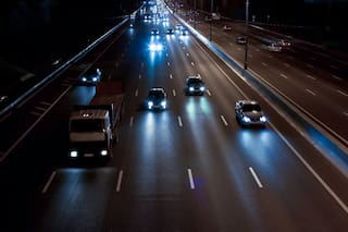 El botón secreto que tienen algunos autos y puede ser clave para manejar de noche